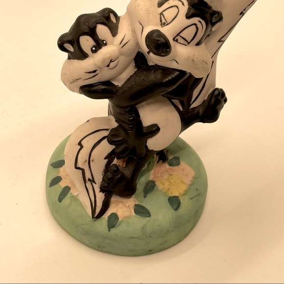 Vintage Loonie Tunes Peppe Le Pieu Porcelain Figurine - Picture 4 of 4
